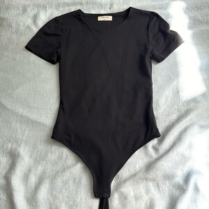 Aritzia Babaton Contour Bodysuit Short Sleeve